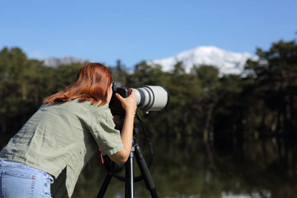 fotograf fotografiert mit tele- und dslr-kamera - photographer camera tripod paparazzi photographer stock-fotos und bilder