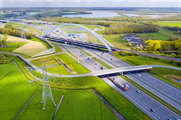 luftantenne vom knotenpunkt muiderberg in den niederlanden - niederlande stock-fotos und bilder