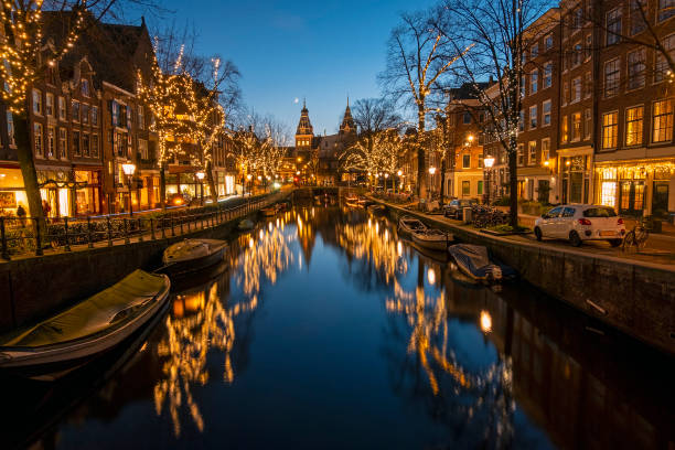 kerstmis in amsterdam nederland bij zonsondergang - amsterdam stockfoto's en -beelden
