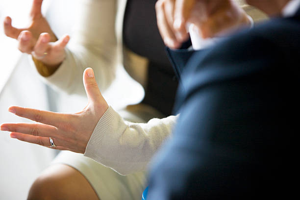 femme d'affaires gestes - hand language photos et images de collection