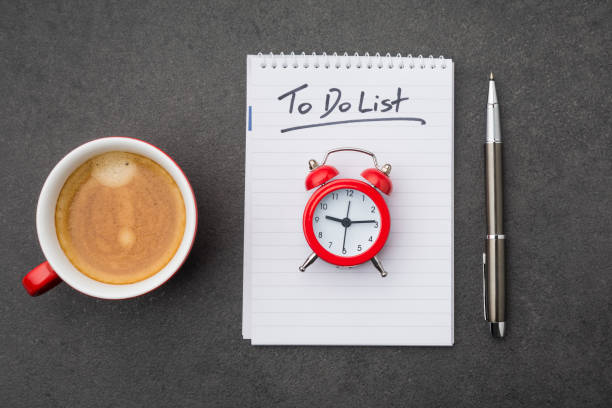 la lista de tareas pendientes con taza de café y un reloj como concepto de gestión del tiempo - to do list checklist personal organizer writing fotografías e imágenes de stock
