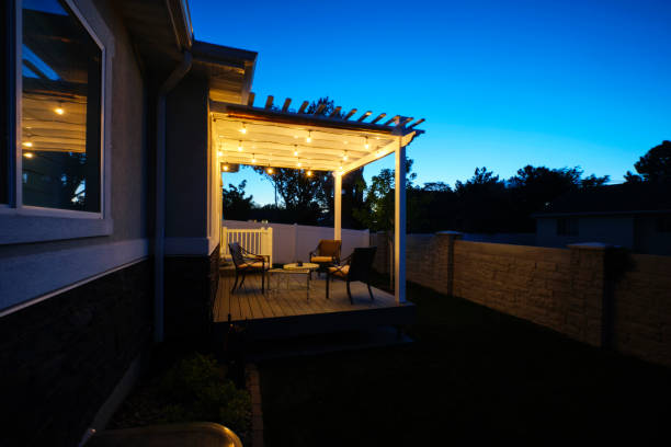 cubierta del patio trasero y pérgola - porch light fotografías e imágenes de stock