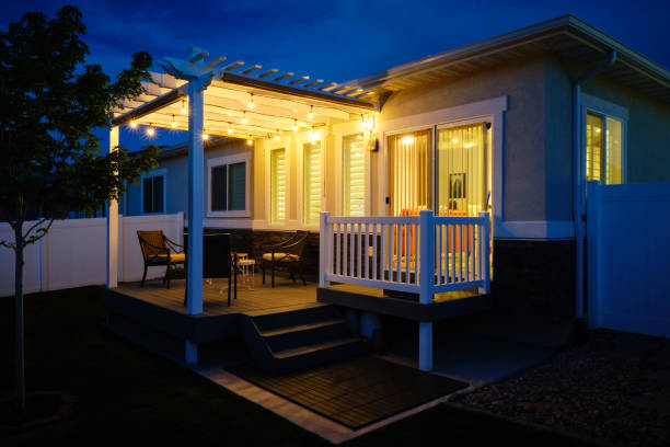 cubierta del patio trasero y pérgola - formal garden front or back yard gazebo night fotografías e imágenes de stock