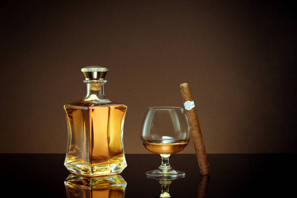 licor y cigarro - barra escocia fotografías e imágenes de stock