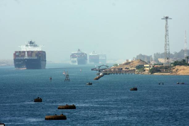 ao longo do canal de suez - suez - fotografias e filmes do acervo