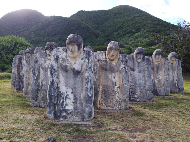 памятник потерпевшим кораблекрушение рабам кафе l'anse, французская вест-индия карибского бассейна. памятные скульптурные белые статуи на ос - l unesco стоковые фото и изображения