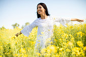 junge-frau-im-rapsfeld.jpg?b=1&s=170x170&k=20&c=FQouzwJsFqCXElTvfaW7nmL5myhPHIssINuJtuk36aY=