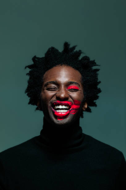 homme avec le maquillage sur l’oeil et les lèvres - métier du spectacle photos et images de collection