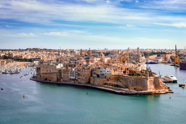 birgu, oder vittoriosa mit st angelo fort, von upper barrakka gardens, valetta. - grand harbour stock-fotos und bilder