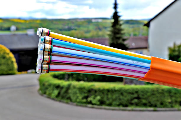optical fiber for very high speed internet - fibra de vidro imagens e fotografias de stock