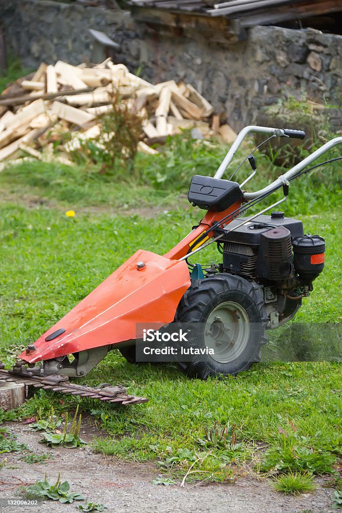 Cortador de Grama de fundo lenha - Foto de stock de Cortador de grama - Equipamento de jardinagem royalty-free