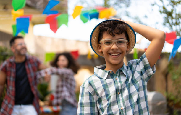 retrato de niño con sombrero de paja en festa junina - child balloon outdoors little boys fotografías e imágenes de stock