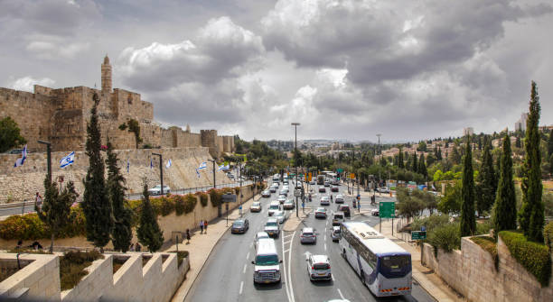 ulica davida wzdłuż starego miasta w jerozolimie - jerusalem israel tree ancient zdjęcia i obrazy z banku zdjęć