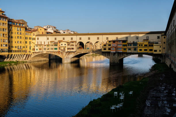 the famous ponte vecchio bridge - ponte vecchio imagens e fotografias de stock