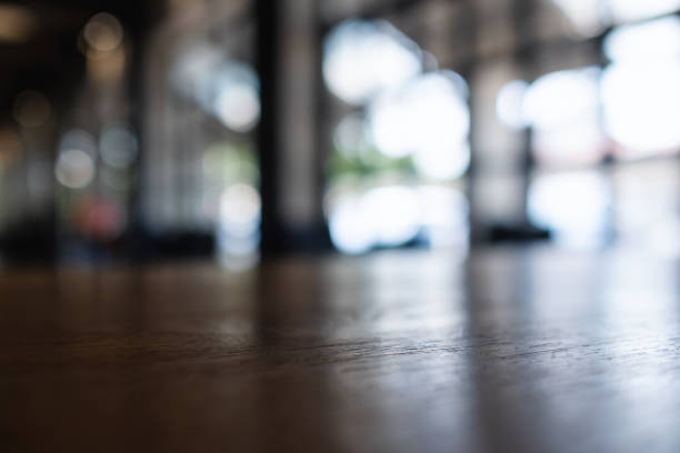 mesa de madera con fondo borroso en la cafetería - enfoque en primer plano fotografías e imágenes de stock