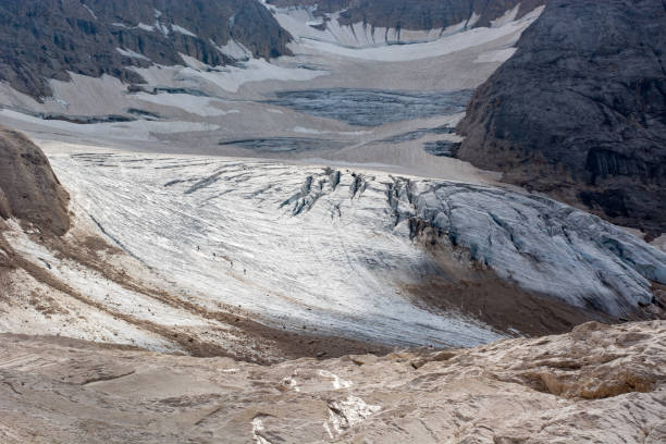 lo scioglimento del ghiacciaio della marmolada - tofane foto e immagini stock