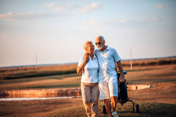 나는 당신과 함께 일을 사랑해요. - senior couple golf retirement action 뉴스 사진 이미지