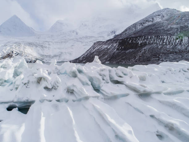 中国チベットの氷河ラグーンの空中写真 - glacier himalayas frozen lake ストックフォトと画像