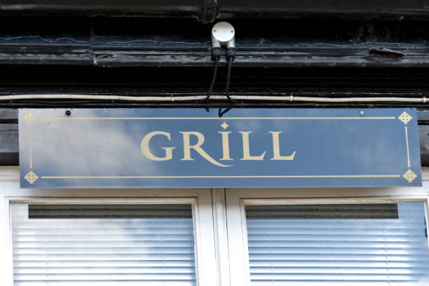 zbliżenie znaku na grill nad oknem na zewnątrz restauracji - liquor store zdjęcia i obrazy z banku zdjęć