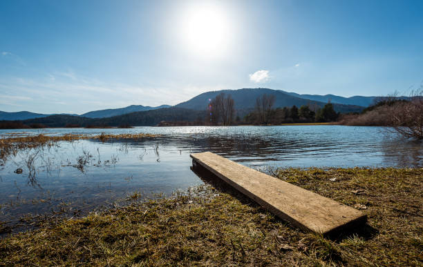 blick auf den erstaunlichen see cerknica in slowenien - cerkniéko jezero. - lake cerknica stock-fotos und bilder