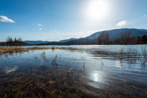 blick auf den erstaunlichen see cerknica in slowenien - cerkniéko jezero. - lake cerknica stock-fotos und bilder