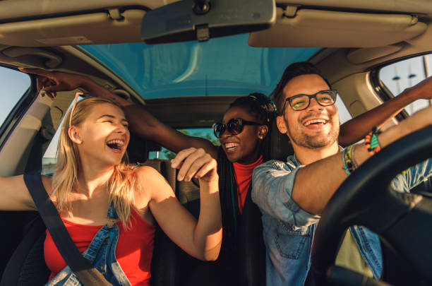車の中で休暇で旅行を楽しんでいる3人の親友。 - ドライブ旅行 ストックフォトと画像