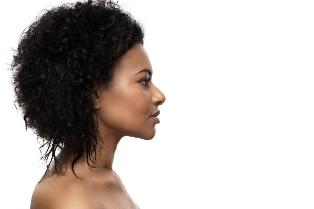 흰색 배경에 매끄러운 피부와 아름다운 흑인 여자 - side view profile human face women 뉴스 사진 이미지
