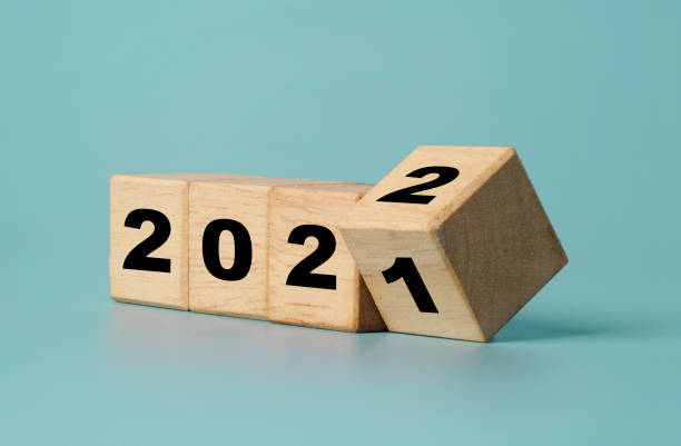 przerzucanie drewnianego bloku kostki na zmiany 2021 do 2022 , wesołych świąt i szczęśliwego nowego roku przygotowania. - happy ending zdjęcia i obrazy z banku zdjęć