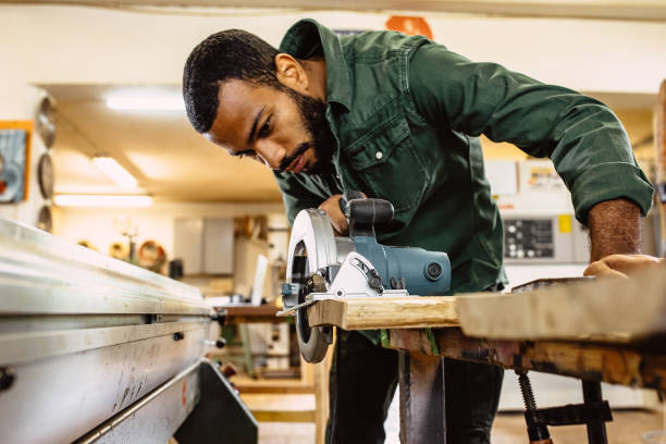 carpenter at work - home improvement imagens e fotografias de stock