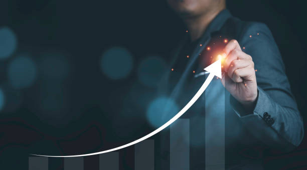 homme d’affaires écrivant la flèche croissante avec le diagramme et le graphique. c’est le symbole du concept de croissance de l’investissement des entreprises. - recette photos et images de collection