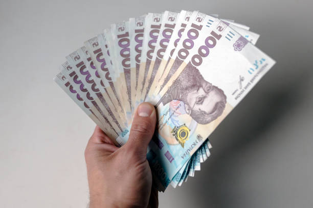 męski ręka trzyma kilka tysięcy hrywien. ukraińska waluta z ręką na białym tle. tysiąc hrywien kilkanaście rachunków. ukraińskich pieniędzy. banknotów - ukraine hryvnia currency paper currency zdjęcia i obrazy z banku zdjęć