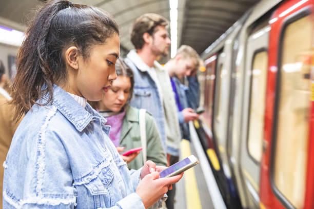 ludzie czekają na pociąg metra w londynie - asian ethnicity group of people tourist passenger zdjęcia i obrazy z banku zdjęć