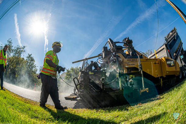 besatzungsmitglied steuert die asphaltpflastermaschine beim wiederauftauchen einer alten landstraße - resurface stock-fotos und bilder