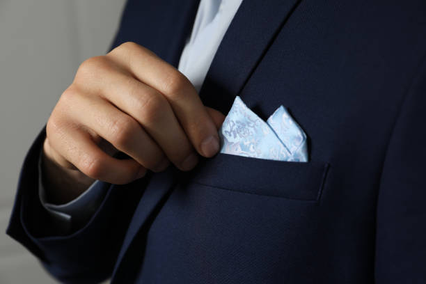 человек фиксации платок в нагрудный карман его костюм на светлом фоне, крупным планом - pocket suit close up shirt стоковые фото и изображения