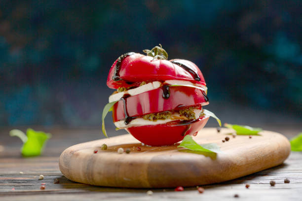 włoska sałatka caprese. - balsamic vinegar caprese salad tomato mozzarella zdjęcia i obrazy z banku zdjęć