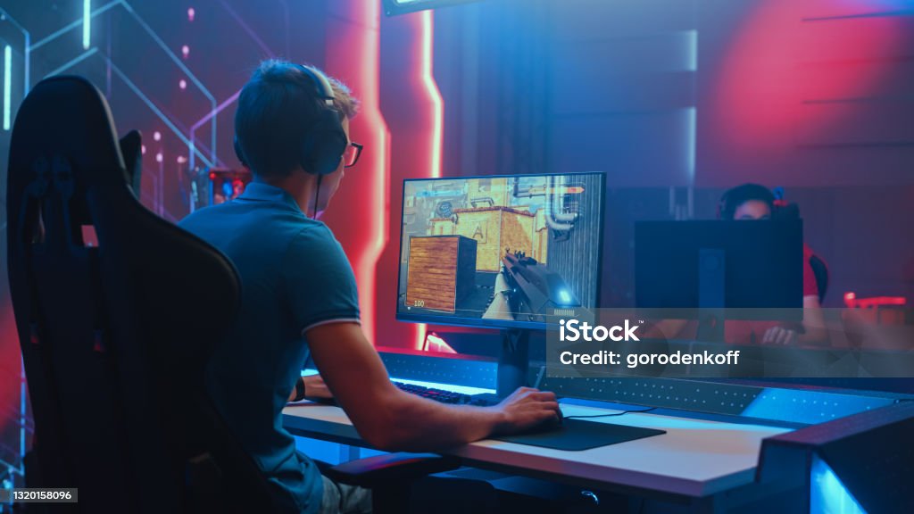 Professionnel eSports Gamer Joue Maquette 3D Jeu vidéo de tir à la première personne son ordinateur personnel. Tournoi / Championnat de cyber gaming. Vue arrière Plan - Photo de Joueur de jeux informatiques libre de droits Professionnel eSports Gamer Joue Maquette 3D Jeu vidéo de tir à la première personne son ordinateur personnel. Tournoi / Championnat de cyber gaming. Vue arrière Plan - Photo de Joueur de jeux informatiques libre de droits