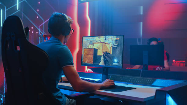 профессиональный киберспортивный геймер играет mock-up 3d шутер от первого лица видео игры его персональный компьютер. киберигровой турнир / ч� - gamer стоковые фото и изображения