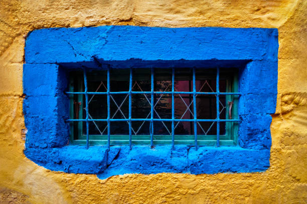 pintorescas calles de la ciudad veneciana de chania. chania, creete, grecia - greek islands table window sun fotografías e imágenes de stock