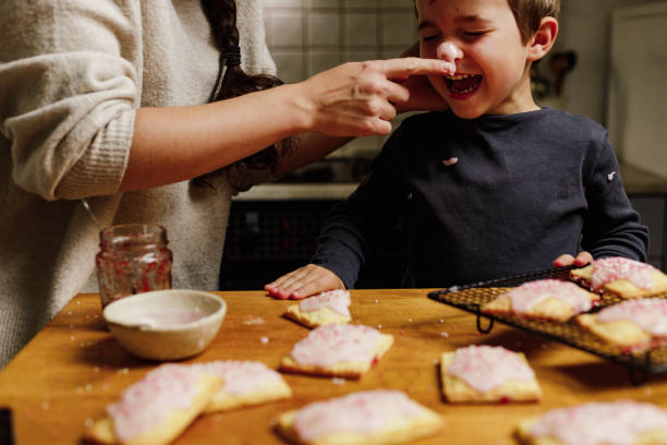 自宅でトースターペストリーを焼きながら楽しんでいる母と息子 - family germany baking berlin germany ストックフォトと画像