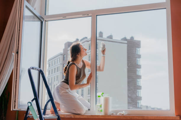 finestra di pulizia donna in appartamento - 20s adult camera caucasian foto e immagini stock
