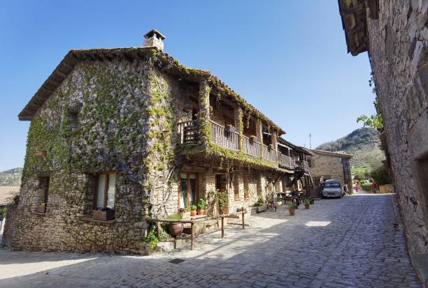 villaggio medievale di tavertet, osona, catalogna, spagna - castle catalonia spain majestic foto e immagini stock