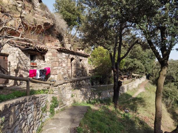 średniowieczna wioska tavertet, osona, katalonia, hiszpania - castle catalonia spain majestic zdjęcia i obrazy z banku zdjęć