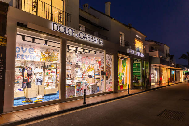 fotografia noturna em local luxuoso e famoso de marbella -puerto banus bay. - dolce & gabbana - fotografias e filmes do acervo