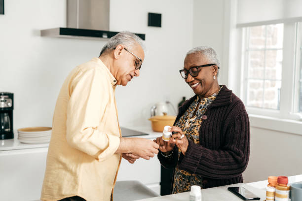 istock Couple scheduling pills for the week 1320189342