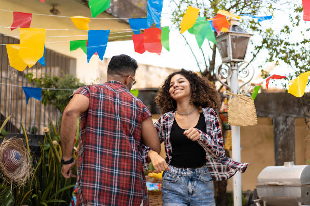 père et descendant dansant à festa junina dans l’arrière-cour de leur maison - cérémonie traditionnelle photos et images de collection