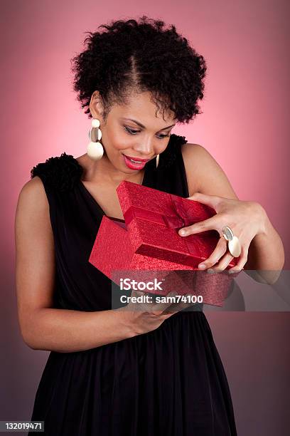 젊은 아프리카계 미국인 여성 문열기 선물 상자에 대한 스톡 사진 및 기타 이미지 - 상자, 열기, 검은색