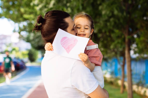 아버지와 그의 아이가 함께 놀고 - fathers day greeting card father child 뉴스 사진 이미지