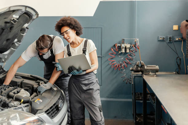 큰 야망을 가지고 창출된 중소기업 성장 - women repairing wrench business 뉴스 사진 이미지