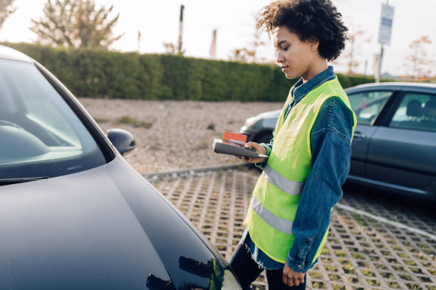 controlador de estacionamento feminino verificando o estacionamento - ticket control - fotografias e filmes do acervo