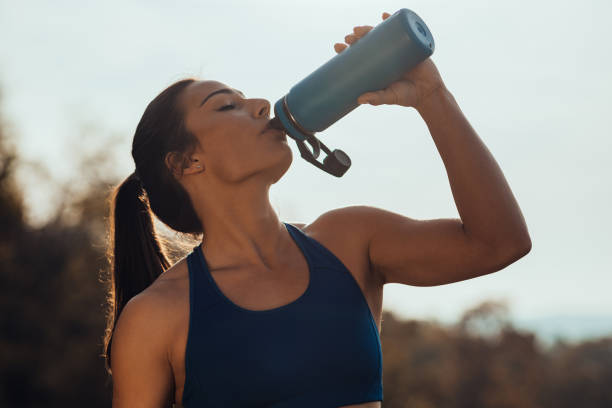 istock Sporty woman drinking water 1320212714